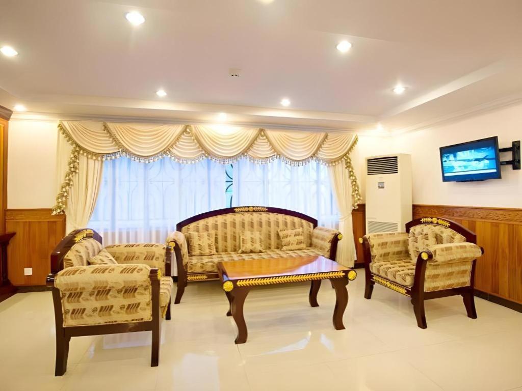 Jun Yue Hotel Phnom-Penh Buitenkant foto