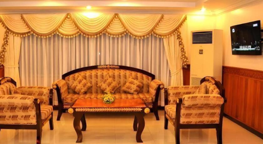 Jun Yue Hotel Phnom-Penh Buitenkant foto